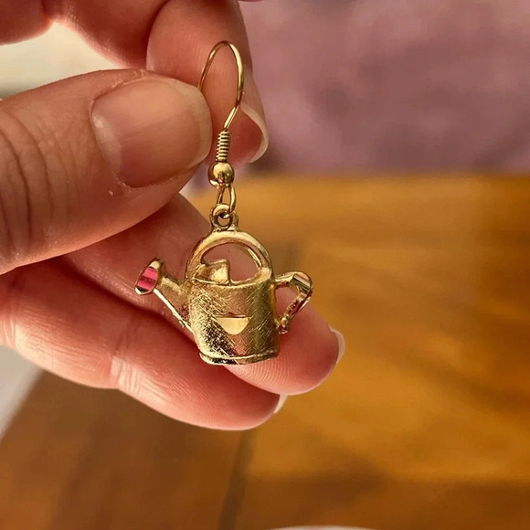 Gold watering can earrings - Picture 5 of 6